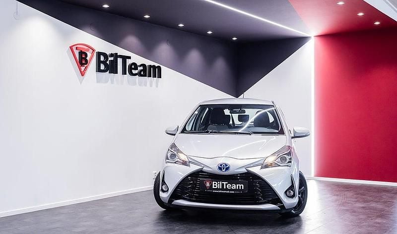Silver Begagnad 2019 Toyota Yaris Hybrid Active Halvkombi | 159 900 kr (Marknadspris) - Bild 1/4