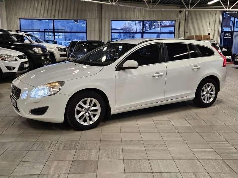 Vit Begagnad 2012 Volvo V60 Momentum Kombi | 84 900 kr (Marknadspris) - Bild 1/4
