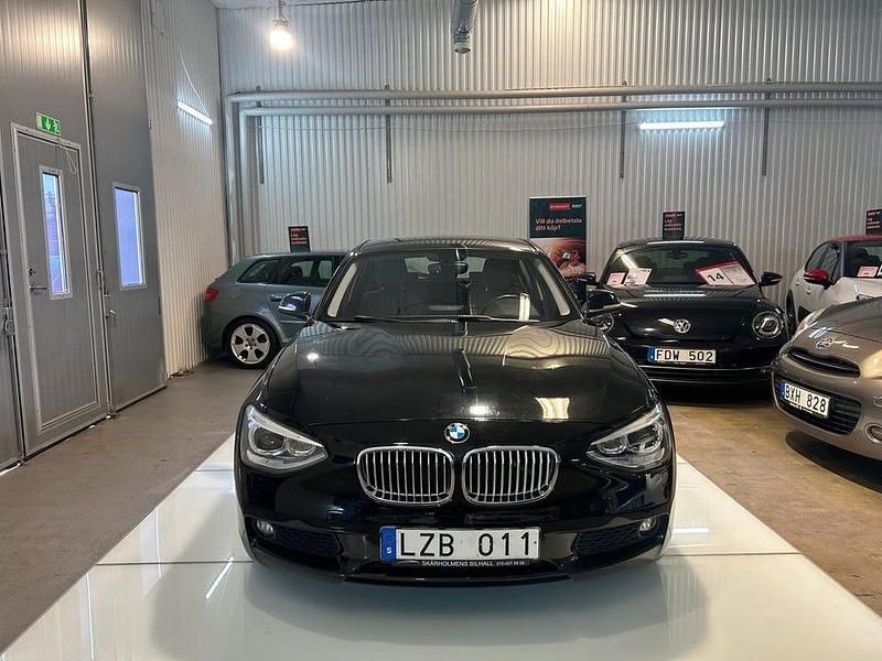 Begagnad BMW 116 Sport Line 136 HK (100 kW) 2011 Svart Halvkombi