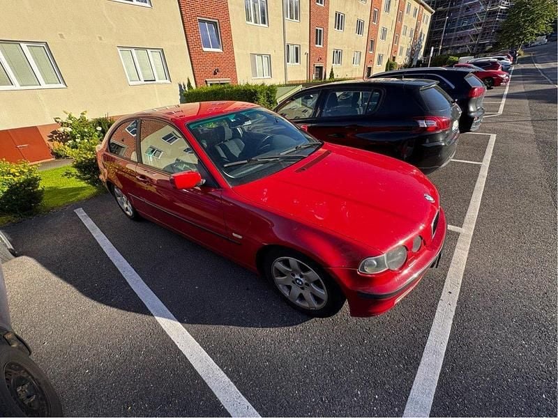 Röd Begagnad 2002 BMW 316 Sedan | 17 000 kr - Bild 1/4