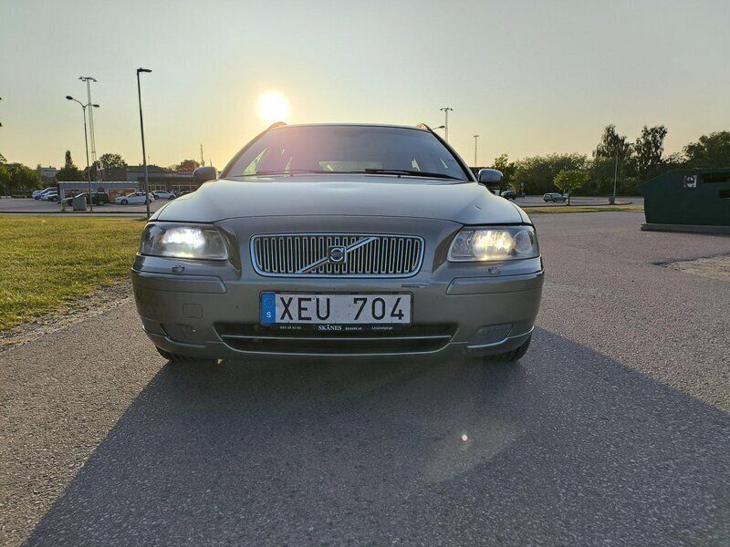 Grön Begagnad 2006 Volvo V70 Kinetic Kombi | 29 800 kr (Marknadspris) - Bild 1/4