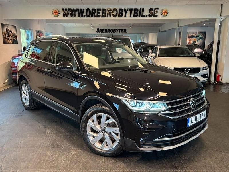 Svart Begagnad 2021 VW Tiguan Elegance SUV | 269 500 kr (Marknadspris) - Bild 1/4