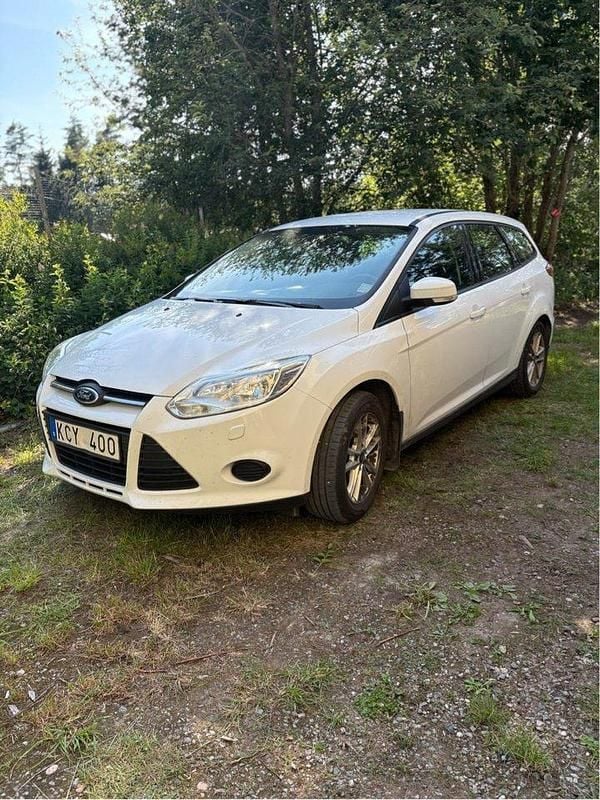 Vit Begagnad 2013 Ford Focus Kombi | 66 000 kr (Marknadspris) - Bild 1/4