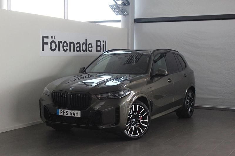 Grön Ny 2025 BMW X5 Comfort Edition SUV | 1 127 700 kr (Bra pris) - Bild 1/4