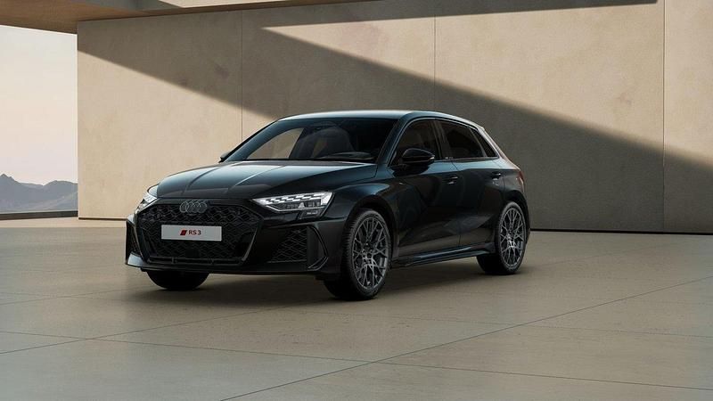 Svart Ny 2024 Audi RS3 Sportback Sport Halvkombi | 749 000 kr (Marknadspris) - Bild 1/4