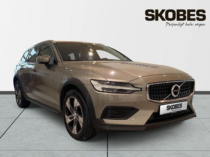 Grå Begagnad 2020 Volvo V60 CC SE Kombi | 228 600 kr (Marknadspris) - Bild 1/3