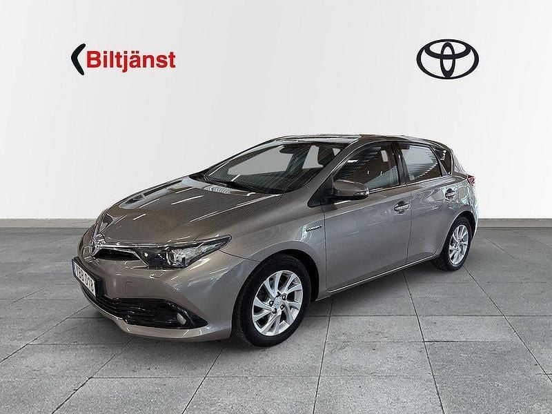 Brun Begagnad 2015 Toyota Auris Hybrid Halvkombi | 149 000 kr (Marknadspris) - Bild 1/4