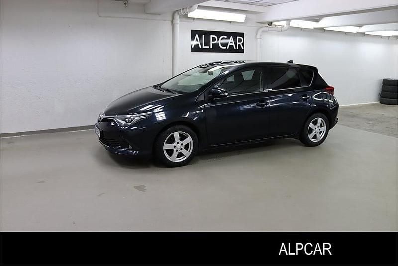 Mörkblå Begagnad 2015 Toyota Auris Hybrid Active Halvkombi | 139 900 kr (Marknadspris) - Bild 1/4