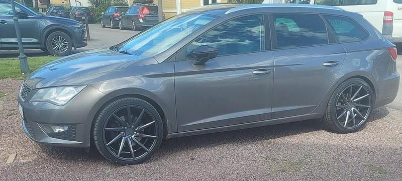 Grå Begagnad 2015 Seat Leon ST FR Kombi | 158 000 kr (Marknadspris) - Bild 1/1