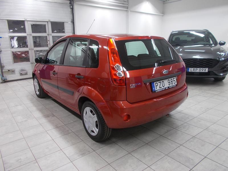 Begagnad Ford Fiesta 2007 Röd