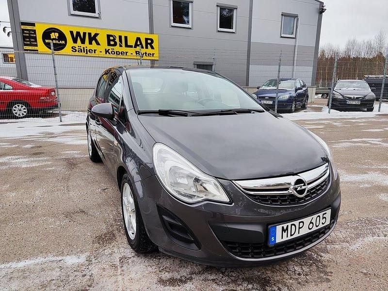 Grå Begagnad 2011 Opel Corsa Enjoy Halvkombi | 62 900 kr (Dyr) - Bild 1/4