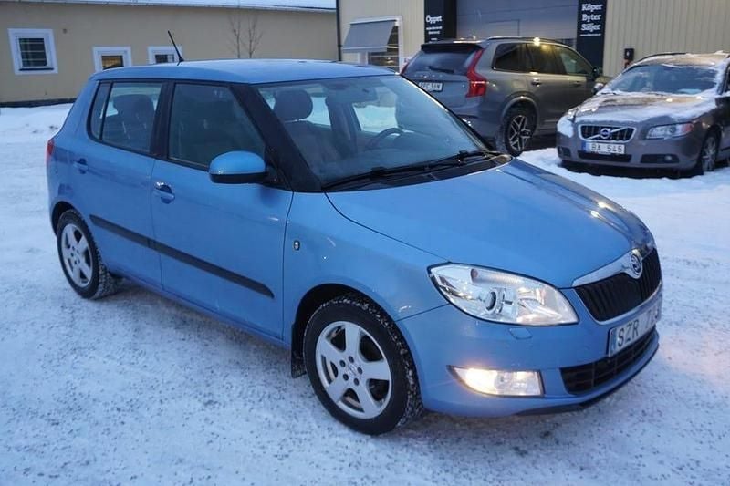 Blå Begagnad 2013 Skoda Fabia Elegance Halvkombi | 69 900 kr (Marknadspris) - Bild 1/4