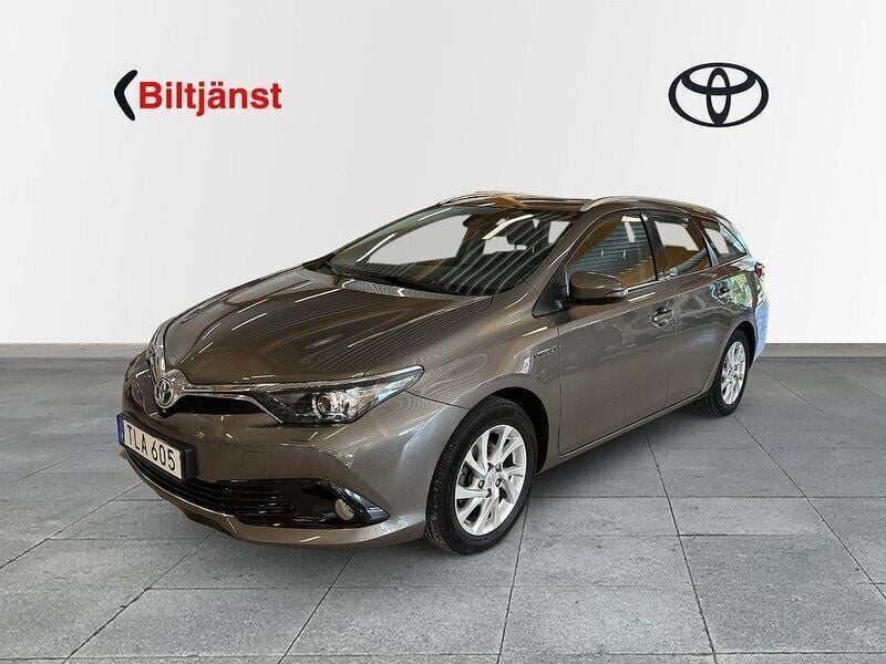 Mörkgrå Begagnad 2018 Toyota Auris Hybrid Sport Kombi | 179 000 kr (Marknadspris) - Bild 1/4