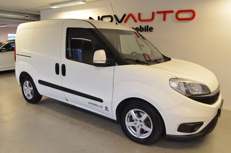 Vit Begagnad 2018 Fiat Doblò Minibuss | 69 900 kr - Bild 1/4