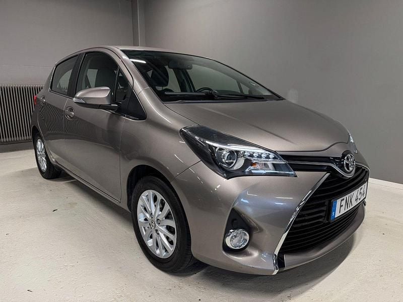 Brun Begagnad 2014 Toyota Yaris Executive Halvkombi | 129 900 kr (Marknadspris) - Bild 1/4