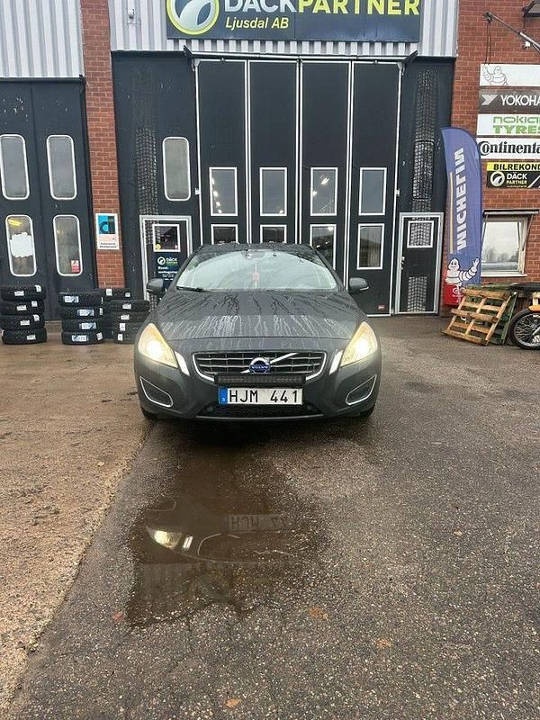 Grå Begagnad 2013 Volvo V60 Momentum Kombi | 80 000 kr (Marknadspris) - Bild 1/4
