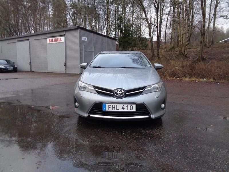 Ljusgrå Begagnad 2014 Toyota Auris Style Halvkombi | 79 900 kr (Bra pris) - Bild 1/4