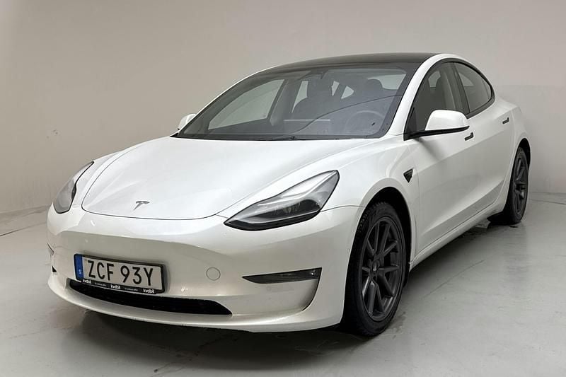 Vit Begagnad 2021 Tesla Model 3 Sedan | 269 000 kr (Bra pris) - Bild 1/4