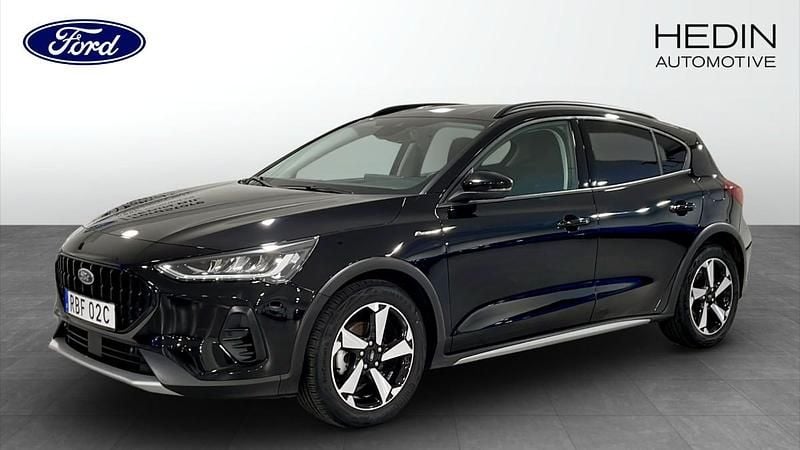Svart (black) Begagnad 2024 Ford Focus Active Halvkombi | 204 900 kr (Superpris) - Bild 1/4