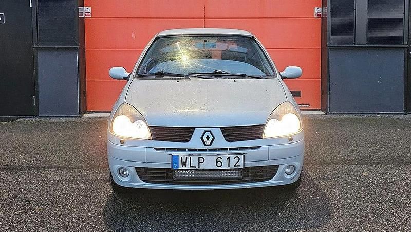 Ljusgrå Begagnad 2004 Renault Clio II Halvkombi | 29 900 kr (Dyr) - Bild 1/4