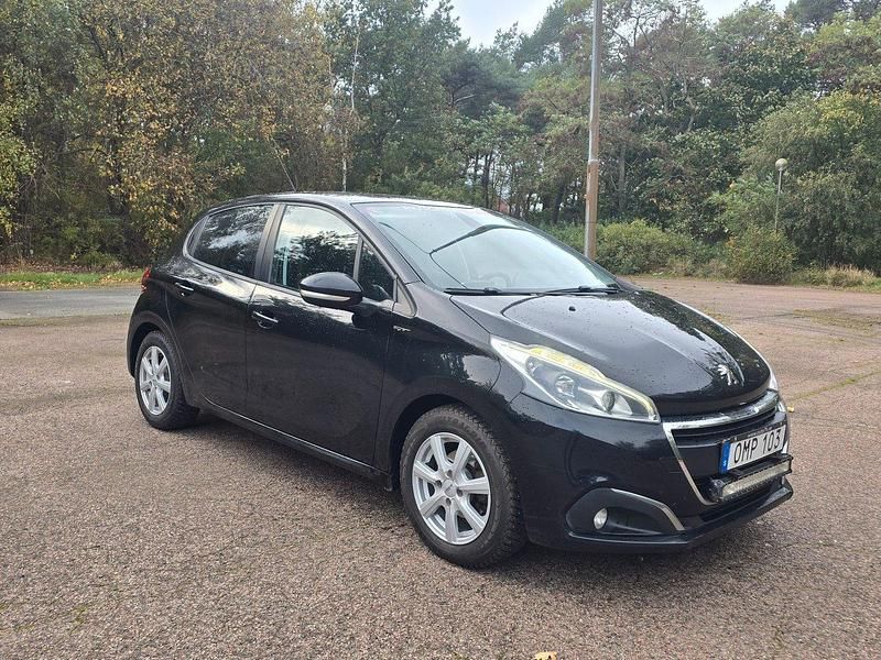 Svart Begagnad 2015 Peugeot 208 Halvkombi | 59 900 kr (Lite dyr) - Bild 1/4