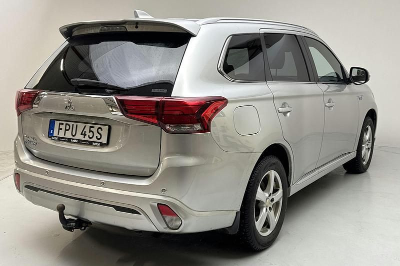 Begagnad Mitsubishi Outlander 136 HK (100 kW) 2020 Silver SUV