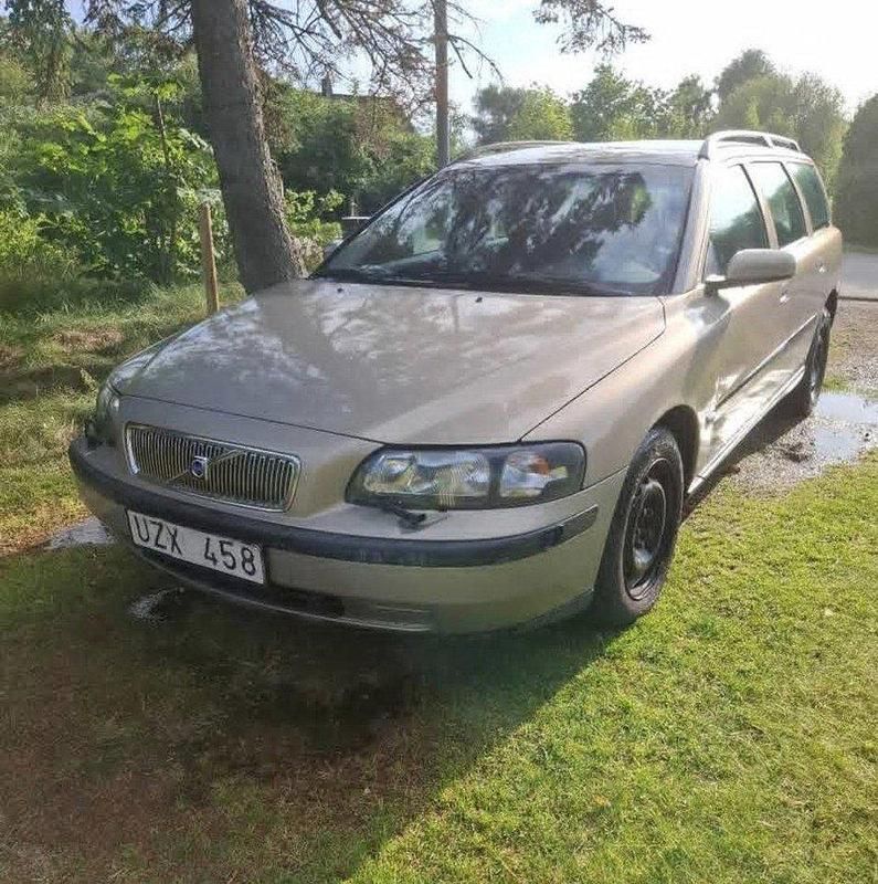 Brun Begagnad 2004 Volvo V70 Kombi | 22 000 kr (Marknadspris) - Bild 1/4