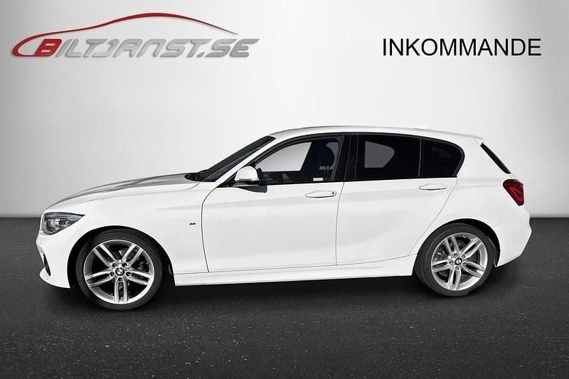 Vit Begagnad 2016 BMW 118 M Sport Halvkombi | 199 900 kr (Marknadspris) - Bild 1/3
