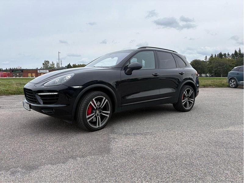 Svart Begagnad 2012 Porsche Cayenne Turbo SUV | 245 000 kr (Marknadspris) - Bild 1/4