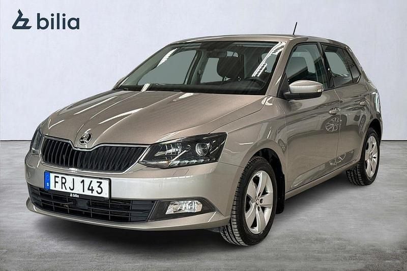Cappuccino beige metallic Begagnad 2015 Skoda Fabia Elegance Halvkombi | 89 900 kr (Bra pris) - Bild 1/4