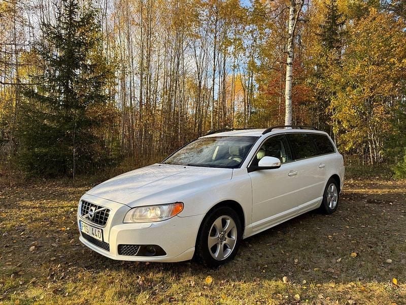 Vit Begagnad 2010 Volvo V70 Momentum Kombi | 58 900 kr (Bra pris) - Bild 1/4
