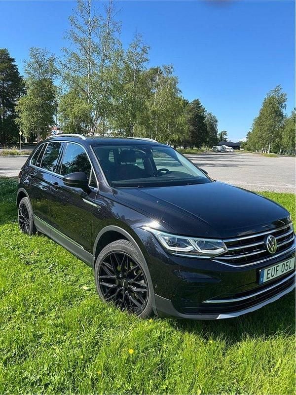 Svart Begagnad 2021 VW Tiguan Elegance SUV | 299 000 kr (Marknadspris) - Bild 1/4