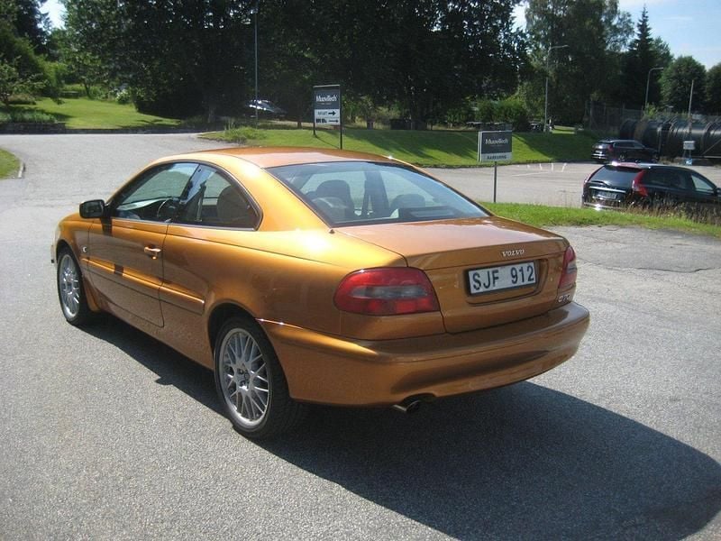 Begagnad Volvo C70 194 HK (142 kW) 2001 Gul Sportkupé