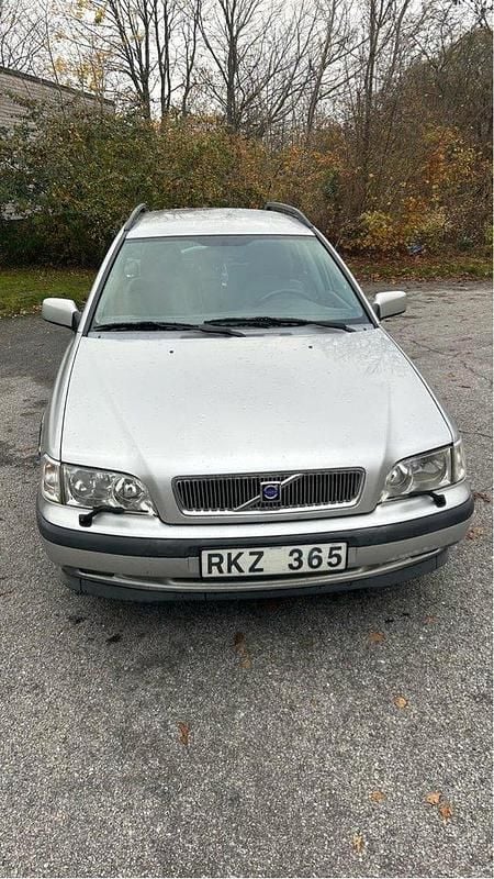 Grå Begagnad 2000 Volvo V40 Kombi | 17 000 kr - Bild 1/4