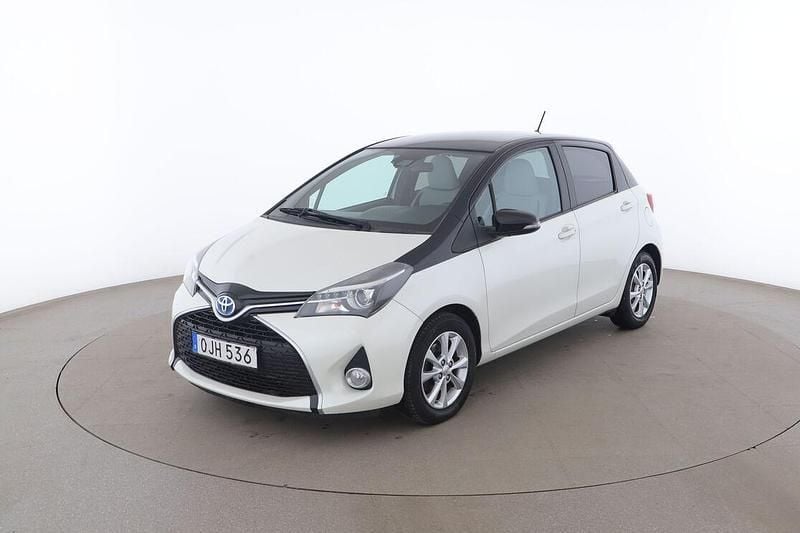 Vit Begagnad 2016 Toyota Yaris Hybrid Halvkombi | 154 000 kr (Marknadspris) - Bild 1/4