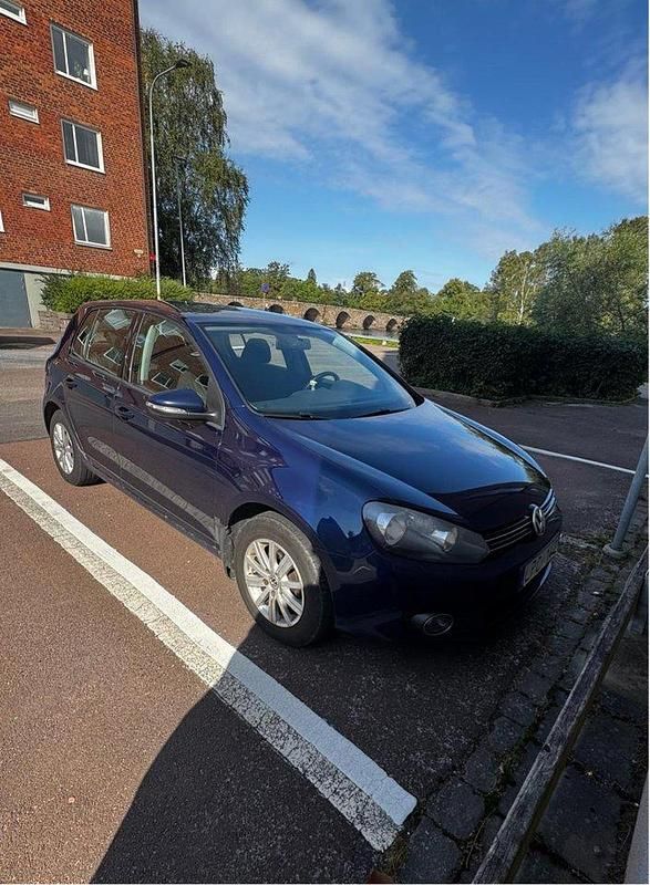 Blå Begagnad 2011 VW Golf Halvkombi | 48 000 kr (Marknadspris) - Bild 1/4