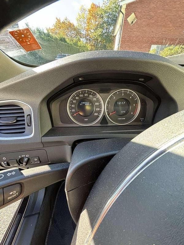 Svart Begagnad 2013 Volvo V60 Momentum Kombi | 88 500 kr (Bra pris) - Bild 1/4