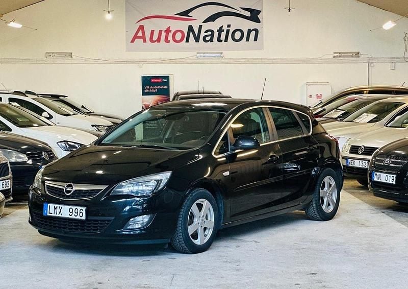 Svart Begagnad 2011 Opel Astra Enjoy Halvkombi | 64 900 kr (Marknadspris) - Bild 1/4