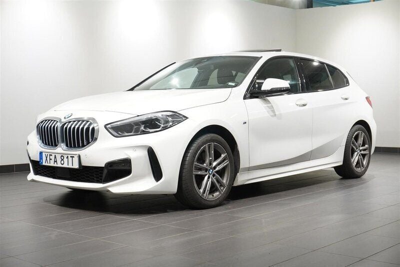 Vit Begagnad 2020 BMW 118 M Sport Halvkombi | 234 800 kr (Lite dyr) - Bild 1/2