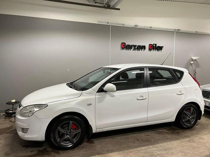 Vit Begagnad 2008 Hyundai i30 Halvkombi | 23 500 kr (Bra pris) - Bild 1/4