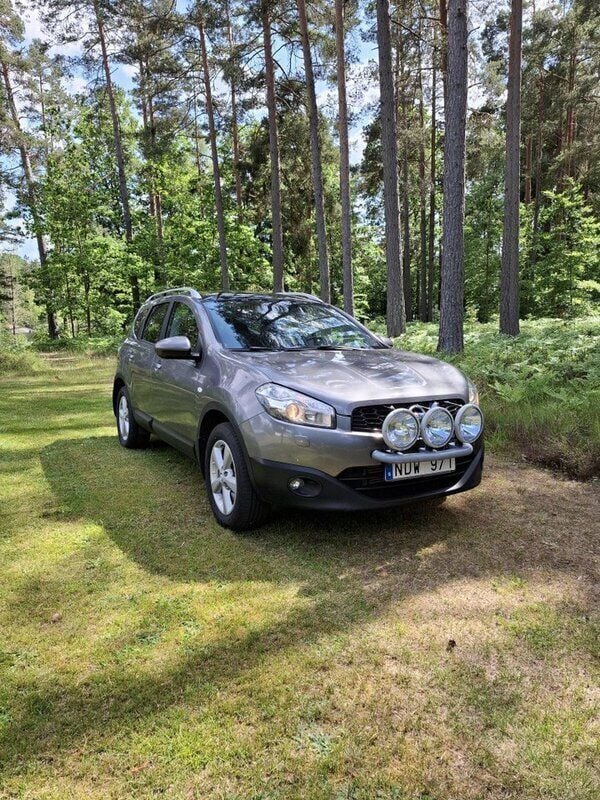 Grå Begagnad 2013 Nissan Qashqai +2 SUV | 69 900 kr (Bra pris) - Bild 1/4