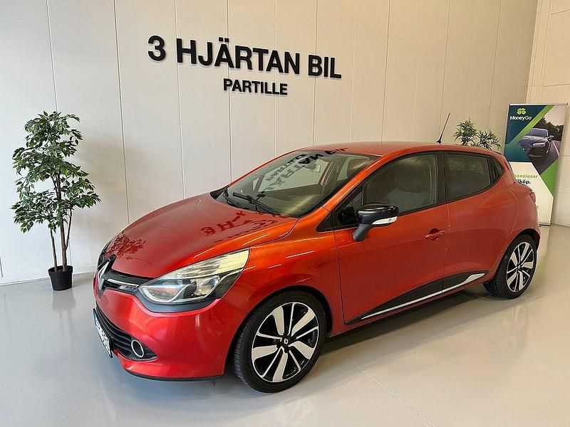 Röd Begagnad 2013 Renault Clio IV Halvkombi | 59 900 kr (Marknadspris) - Bild 1/4