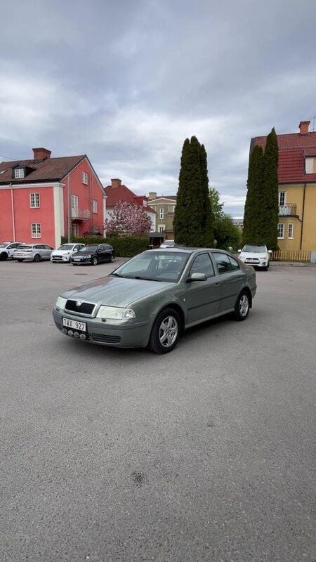 Grön Begagnad 2003 Skoda Octavia Tour Halvkombi | 19 000 kr (Marknadspris) - Bild 1/4