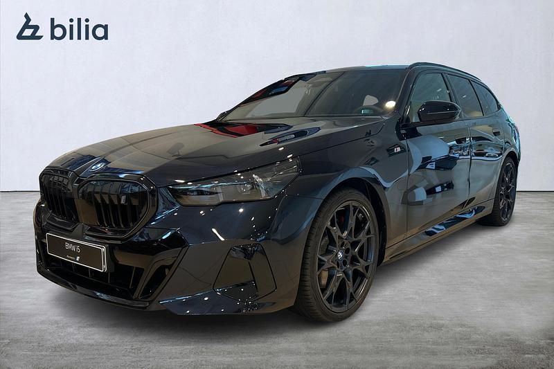 Svart Ny 2025 BMW i5 Comfort Edition Kombi | 929 900 kr (Dyr) - Bild 1/4