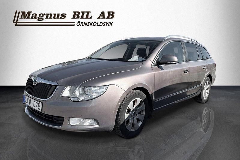 Ljusbrun Begagnad 2011 Skoda Superb Elegance Kombi | 59 900 kr (Marknadspris) - Bild 1/4