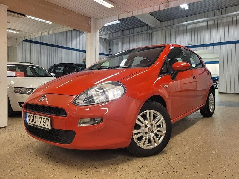 Röd Begagnad 2013 Fiat Punto Easy Halvkombi | 49 500 kr - Bild 1/4