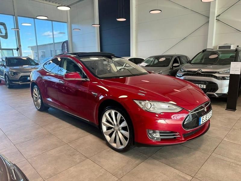 Röd Begagnad 2014 Tesla Model S Halvkombi | 259 900 kr - Bild 1/4