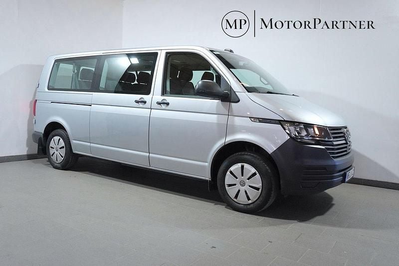 Silver Begagnad 2021 VW Caravelle Trendline Minibuss | 379 900 kr (Marknadspris) - Bild 1/4