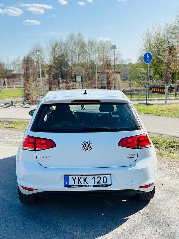 Vit Begagnad 2017 VW Golf VII Halvkombi | 105 000 kr (Superpris) - Bild 1/4