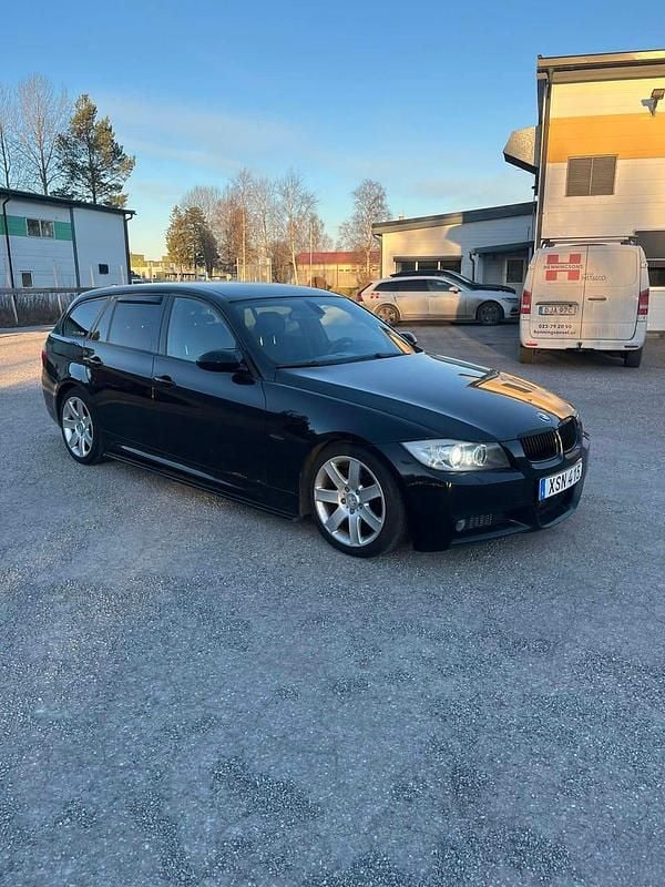 Begagnad BMW 325 Comfort Edition 218 HK (160 kW) 2006 Svart metallic Kombi